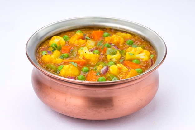 Curry misto di verdure o gustoso piatto indiano di kurma a base di diverse verdure