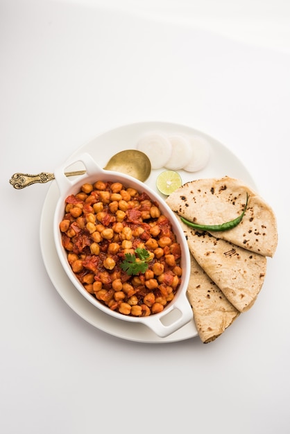 Curry piccante di ceci, Chana Masala o Choley in una ciotola con chapati e insalata. Piatto tipico dell'India settentrionale.