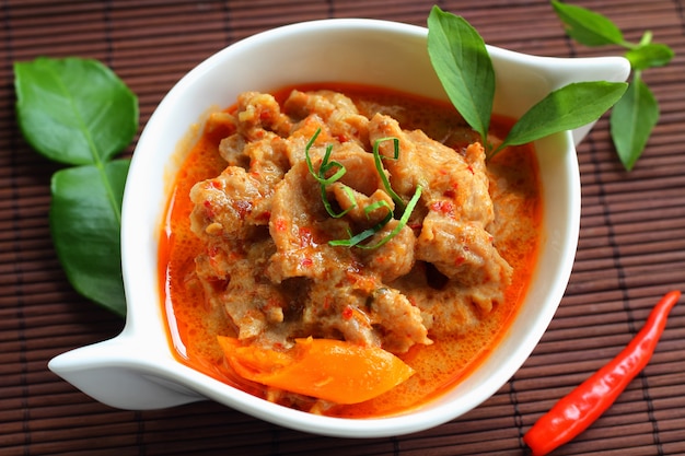 Curry rosso con carne di maiale.