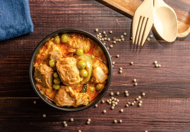 curry rosso tailandese con carne di maiale e pomodoro verde