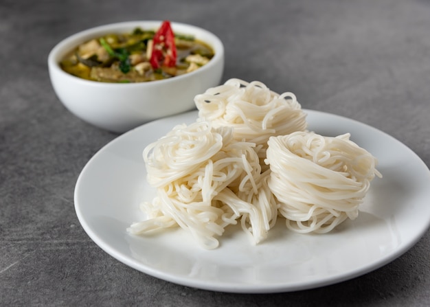 Curry verde con le tagliatelle di riso, vermicelli tailandesi del riso, alimento tailandese