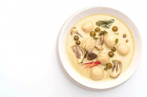 curry verde con palla di pesce