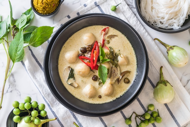 curry verde con palla di pesce