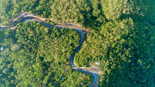 Curva della strada asfaltata nell&#39;immagine dell&#39;alta montagna dalla vista di occhio dell&#39;uccello del fuco