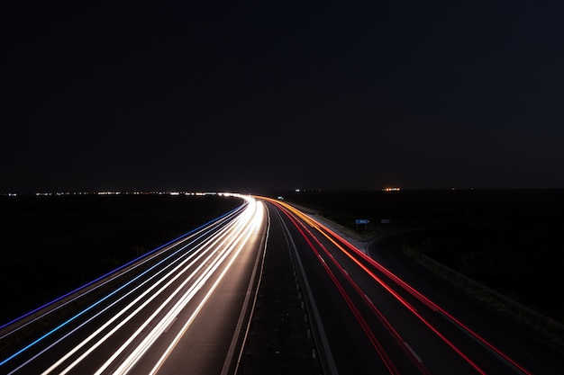 Curva di tracce di auto autostrada