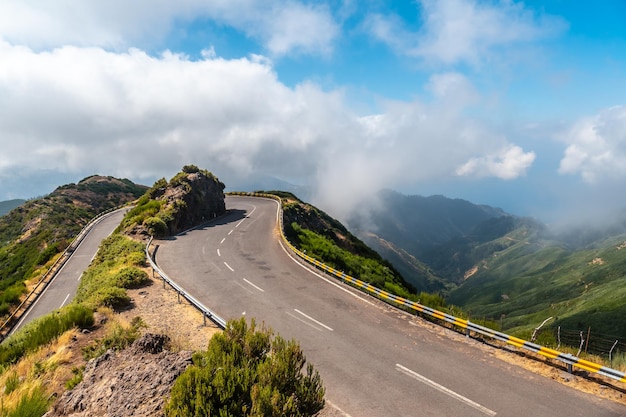 Curve nella strada Miradouro Lombo do Mouro in un punto panoramico di montagna di Madeira in estate Portogallo