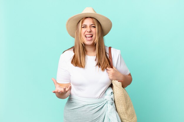 Curvy bella donna bionda che sembra arrabbiata, infastidita e frustrata