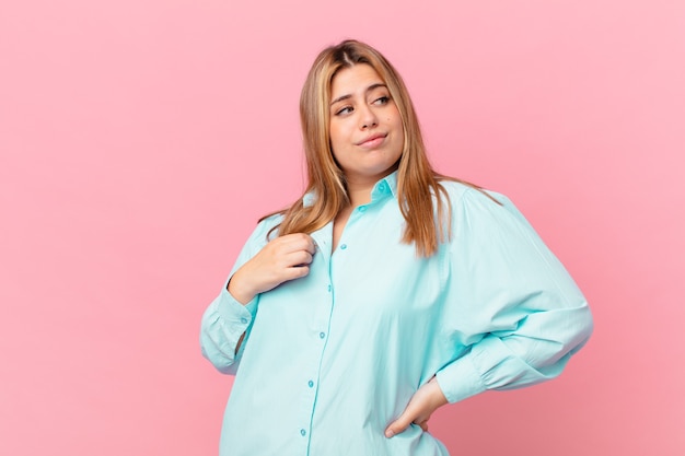 Curvy bella donna bionda che sembra arrogante, di successo, positiva e orgogliosa