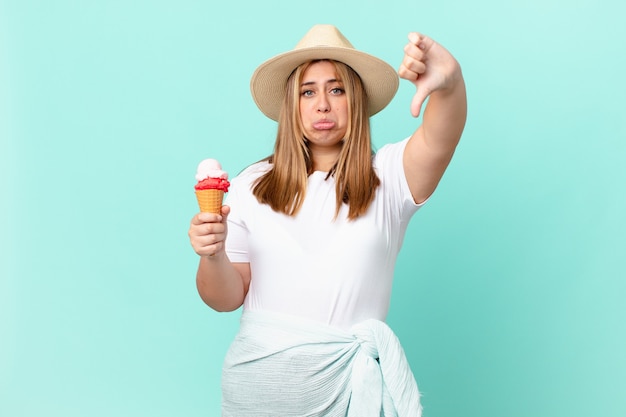 Curvy bella donna bionda che si sente arrabbiata, mostrando i pollici in giù