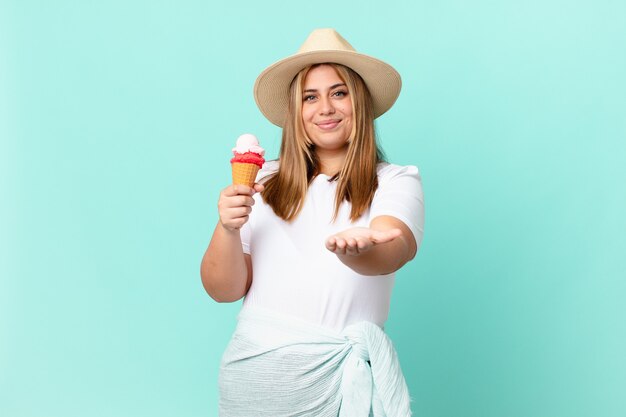 Curvy bella donna bionda sorridente felicemente con amichevole e offrendo e mostrando un concetto