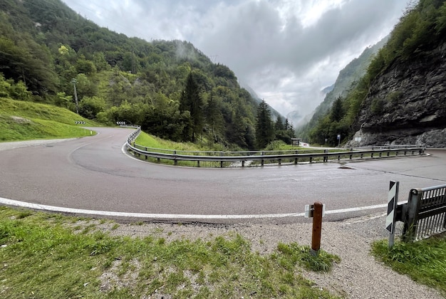 Curvy mountainroad nelle Dolomiti italiane in autunno