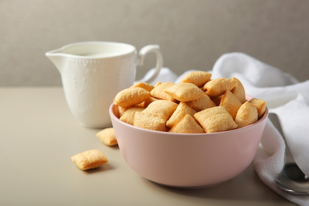 Cuscinetti di mais ripieni per colazione sul primo piano del tavolo