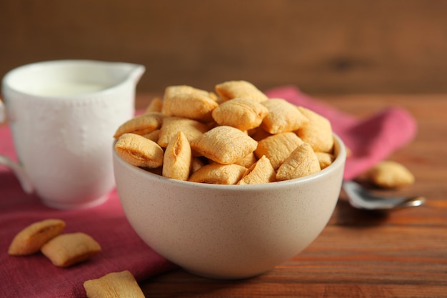 Cuscinetti di mais ripieni per colazione sul primo piano del tavolo