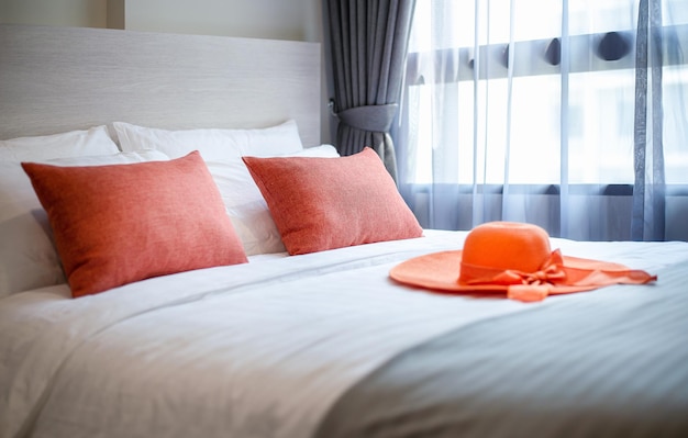 Cuscini arancioni sul letto