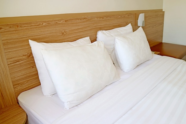 Cuscini bianchi sul letto per il concetto di RELAX