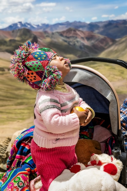 Cusco, Perù 10112023 Ritratto di un bambino peruviano che guarda in alto