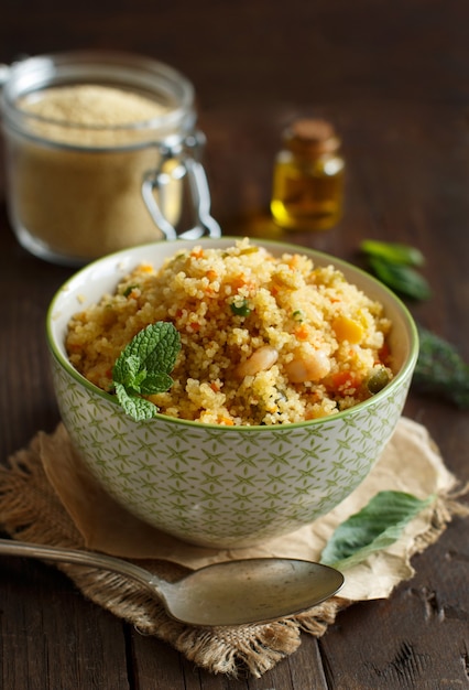 Cuscus con gamberetti e verdure in una ciotola