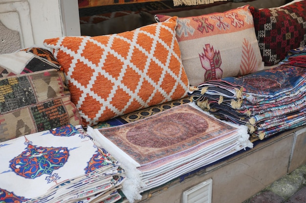 Cushioni colorati in mostra per la vendita in un tradizionale bazar turco