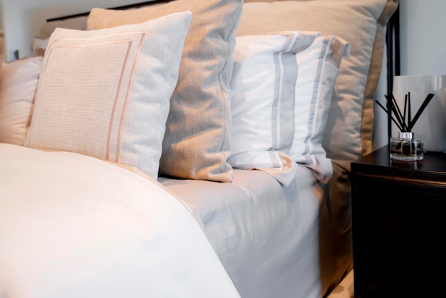 Cushioni e coperte sul letto a casa