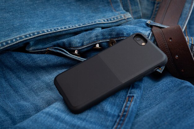 Custodia per cellulare multicolore su sfondo denim