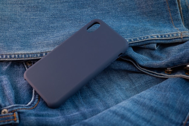 Custodia per cellulare multicolore su sfondo denim