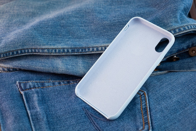 Custodia per cellulare multicolore su sfondo denim