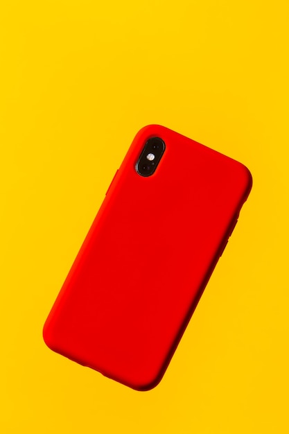 Custodia per smartphone rossa su sfondo giallo