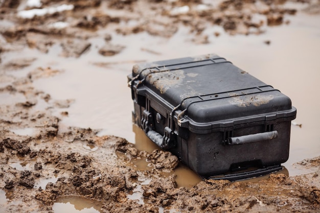 Custodia protettiva in plastica chiusa che giace sull'acqua e sullo sporco