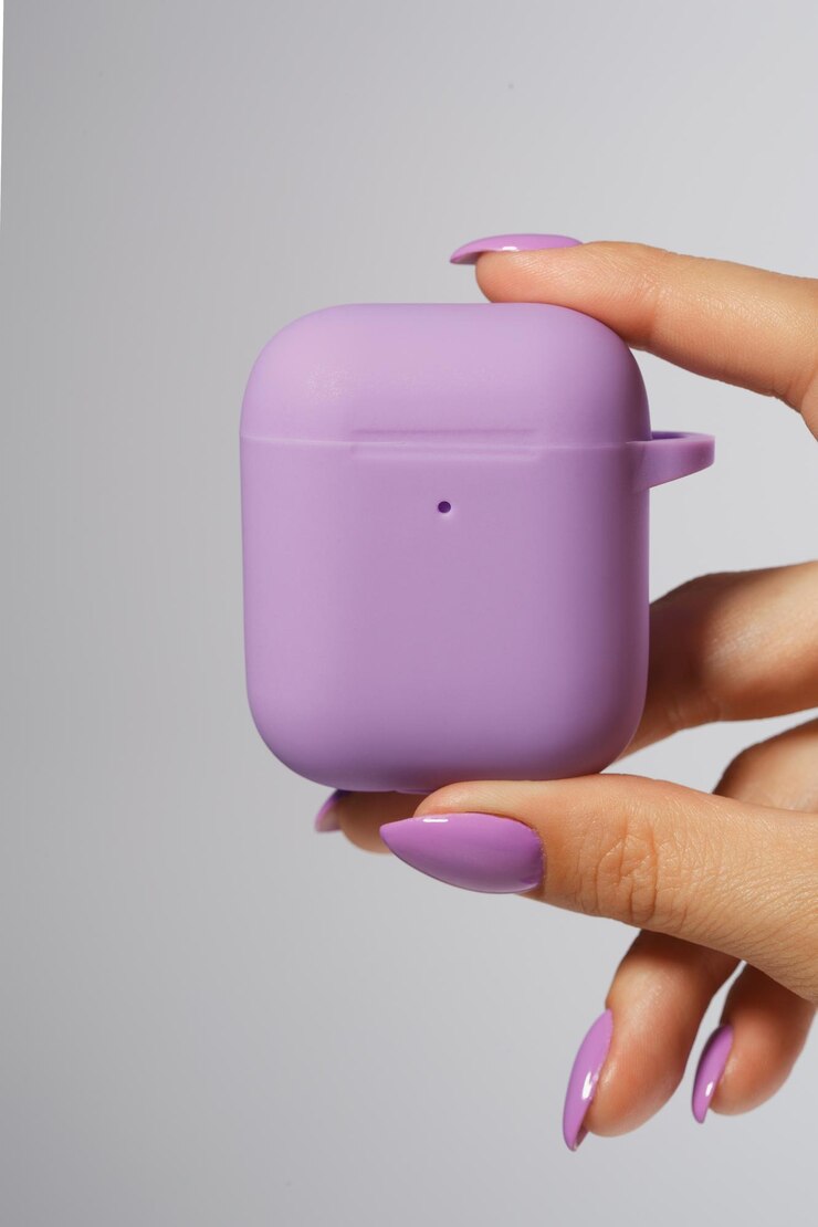 Custodia protettiva in silicone per baccelli in mano alle donne