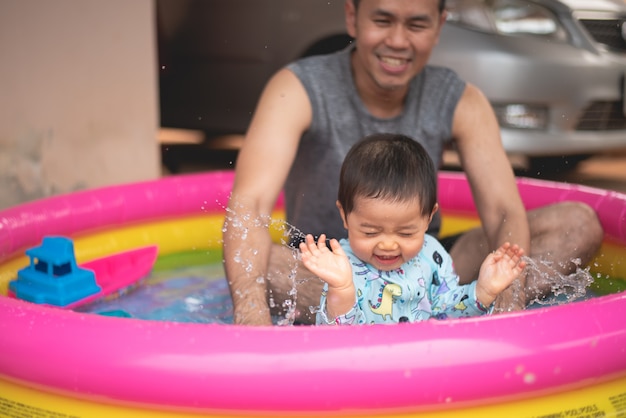 Cute baby nuoto nella piccola piscina