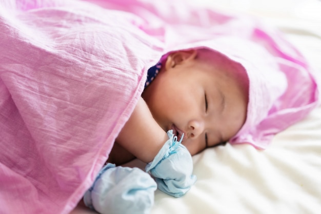 Cute baby posa sul letto. Sonno appena nato. Due mesi. infantile