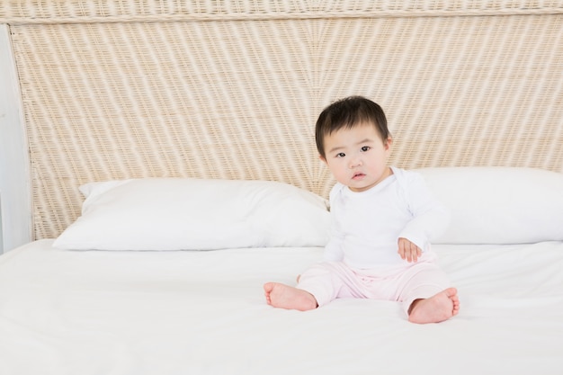 Cute baby sul letto guardando la telecamera