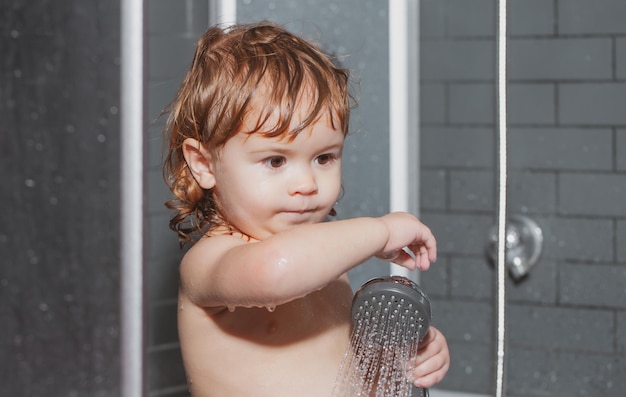 Cute kid sta lavando il corpo nella vasca da bagno carino bambino godendo il bagno e lavato in bagno