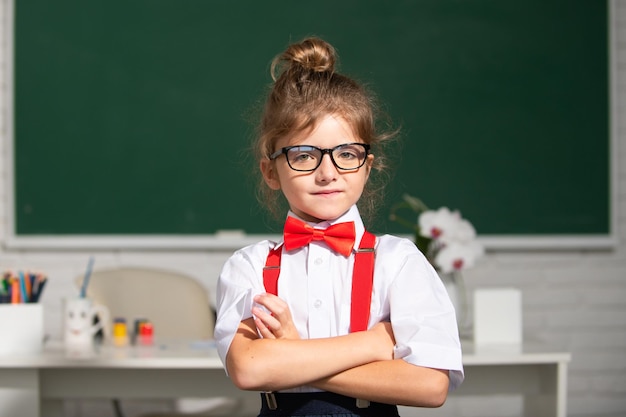 Cute little school kid girl studia in una classe Istruzione e conoscenza per bambini