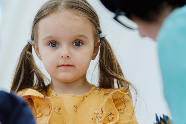 Cute ragazza europea del bambino che dipinge con la matita colorata Concetto di educazione dei bambini dell'asilo