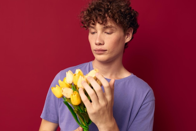 Cute teen capelli rossi in abbigliamento casual bouquet di fiori regalo sfondo rosso inalterato