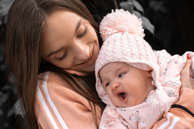 Cutie giovane madre con la sua piccola bambina