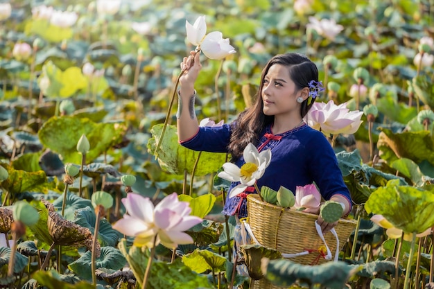 Cuture asiatico della Tailandia delle donne con il vestito tradizionale dal loto.