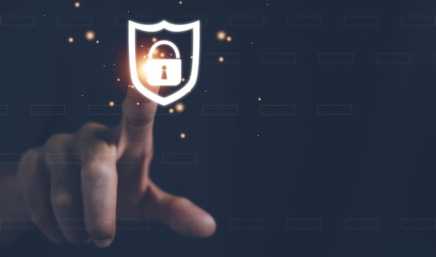 Cybersecurity e concetti di privacy per proteggere i dati Tecnologia di sicurezza delle icone di blocco e delle reti internet Imprenditore che protegge i dati personali sulle interfacce di schermo virtuale degli smartphone Sicurezza informatica