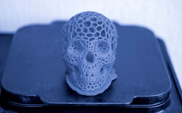 D prototipo di cranio umano stampato in close-up di plastica rossa