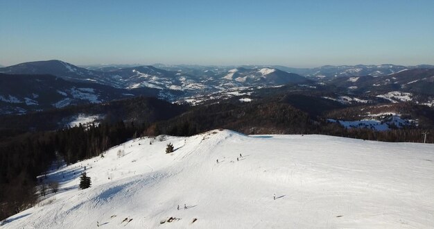 Da grande altezza fiabesco paesaggio di montagna innevato alpino cime aguzze Inverno selvaggio nelle montagne dei Carpazi Ucraina Spesse nuvole bianche Spazio aperto Antenna 4K