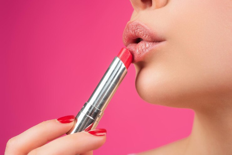 Foto da vicino donna che applica rossetto rosso sulle labbra ragazza sexy che applica riso rosso rossetto rossetto trucco di rossetto su labbra