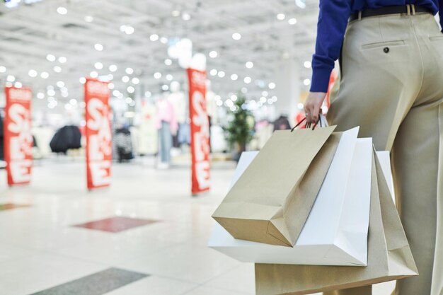 Da vicino la ragazza che tiene le borse nel centro commerciale