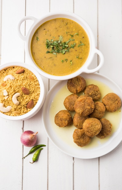 Daal Baati Churma è un alimento salutare popolare del Rajasthan, in India. Servito in stoviglie bianche su sfondo lunatico.