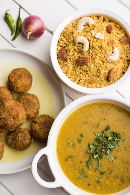 Daal Baati Churma è un alimento salutare popolare del Rajasthan, in India. Servito in stoviglie bianche su sfondo lunatico.