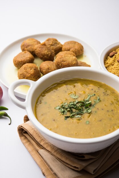 Daal Baati Churma è un alimento salutare popolare del Rajasthan, in India. Servito in stoviglie bianche su sfondo lunatico.