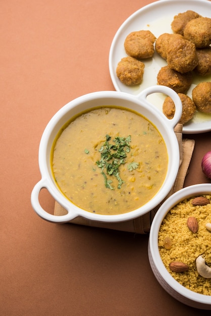 Daal Baati Churma è un alimento salutare popolare del Rajasthan, in India. Servito in stoviglie bianche su sfondo lunatico.