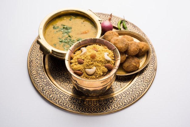 Daal Baati Churma è un alimento salutare popolare del Rajasthan, in India. Servito in stoviglie bianche su sfondo lunatico.