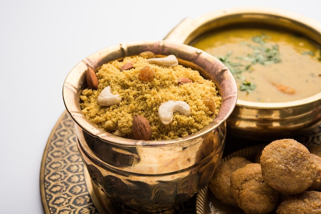 Daal Baati Churma è un alimento salutare popolare del Rajasthan, in India. Servito in stoviglie bianche su sfondo lunatico.