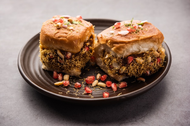 Dabeli, kutchi dabeli o doppio roti è un popolare snack indiano, originario della regione di Kutch o Kachchh del Gujarat